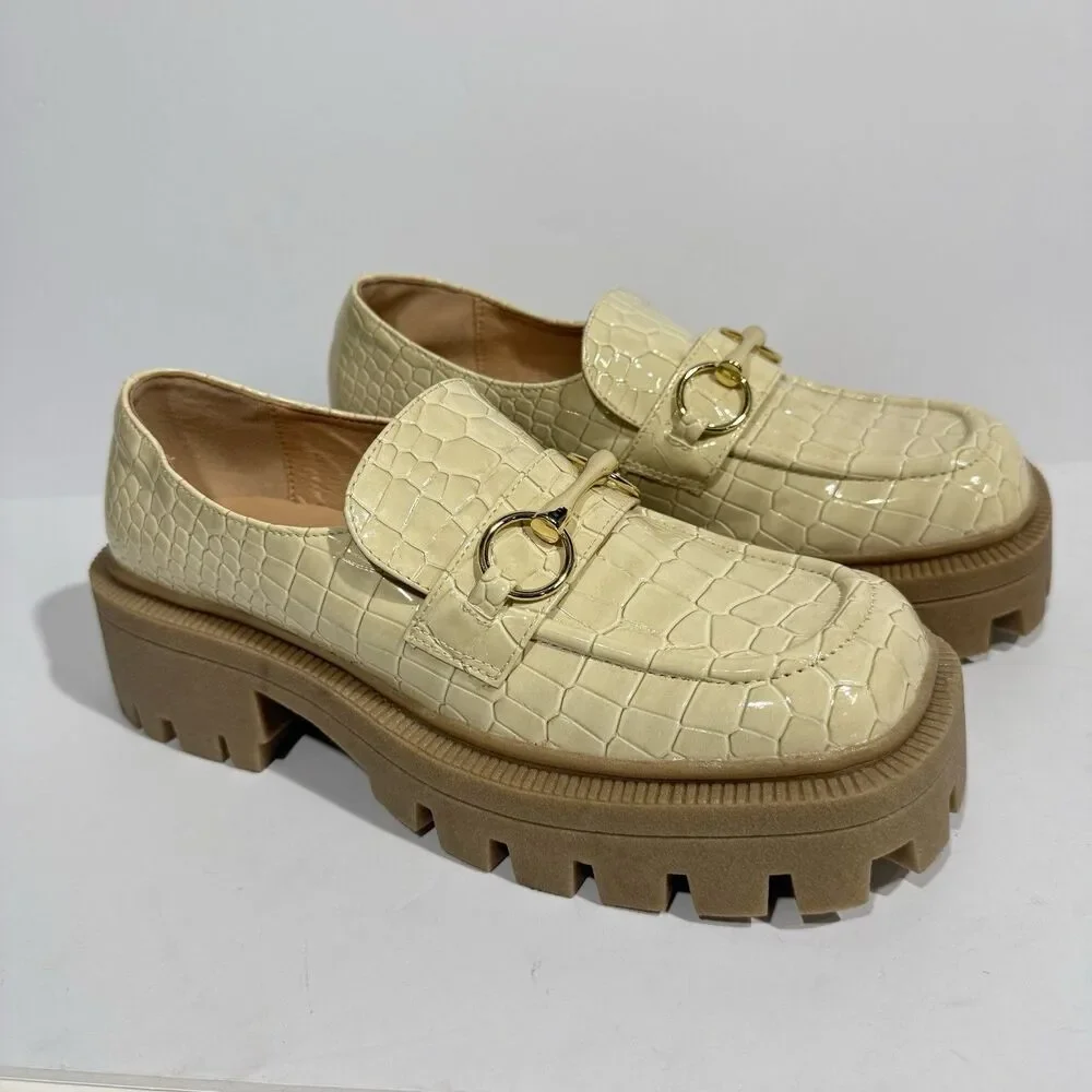 Urban Outfitters Loafers Womens 9 Cream Faux Patent Leather Chunky Platform NEW